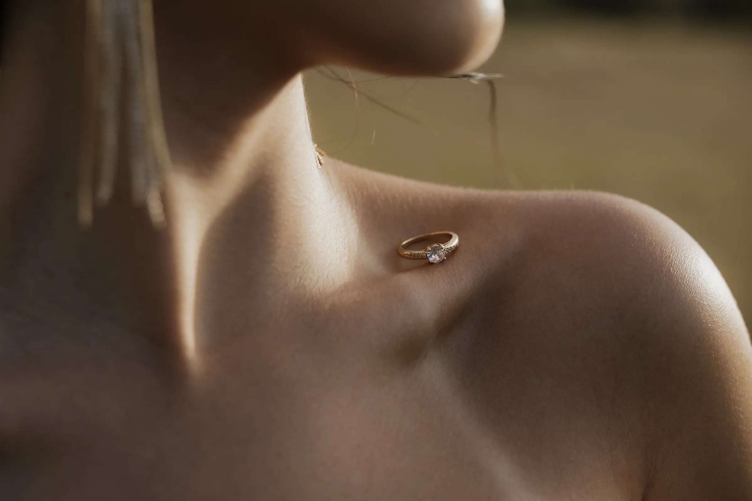 Close-up of a necklace on the bride's shoulder