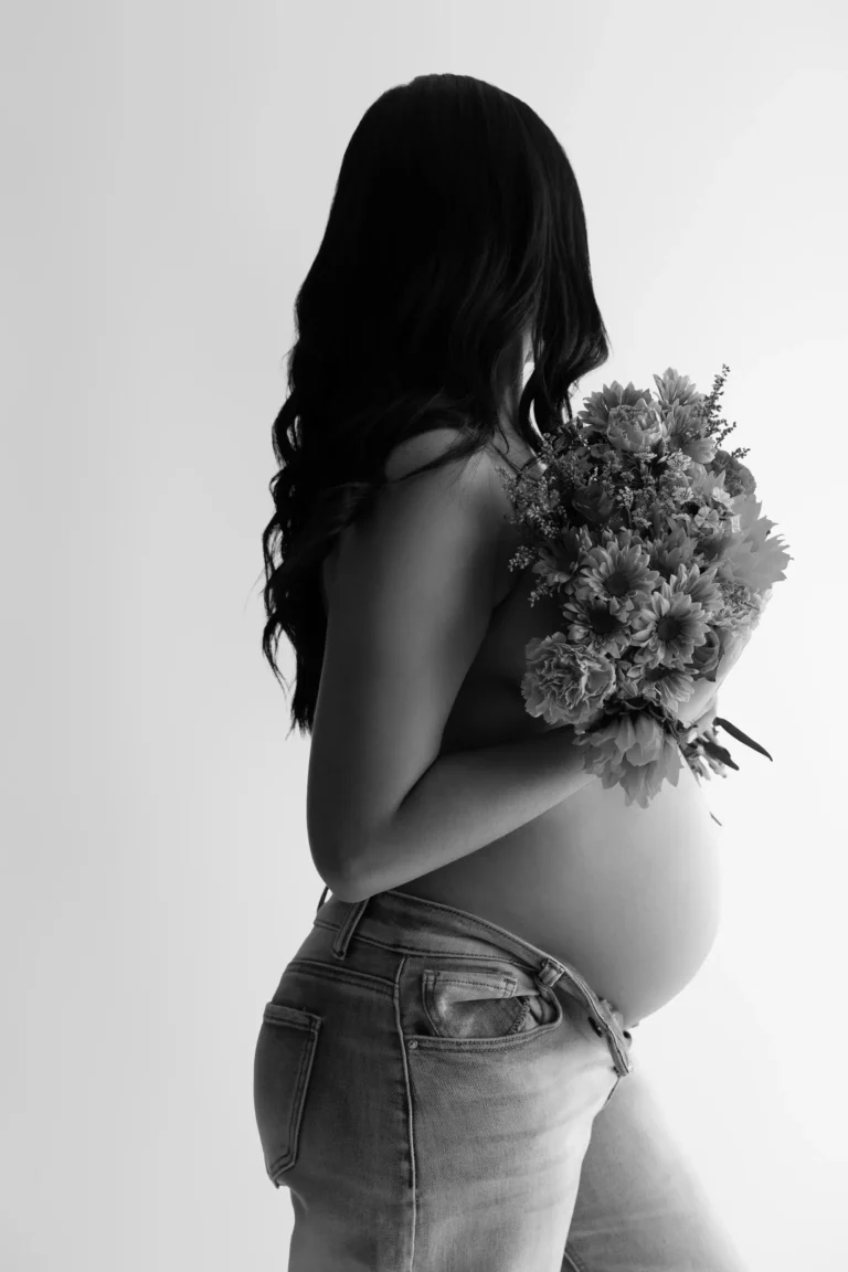 Silhouette portrait of a pregnant woman holding a bouquet